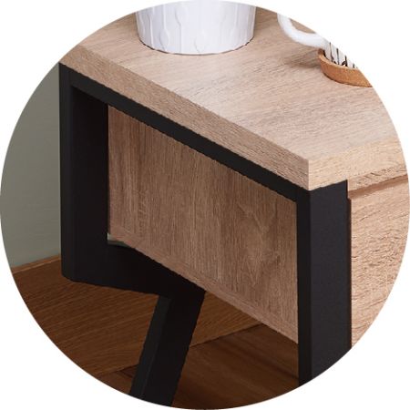 Boční železné nožičky jsou kombinované, aby byla konstrukce výrobku stabilnější.